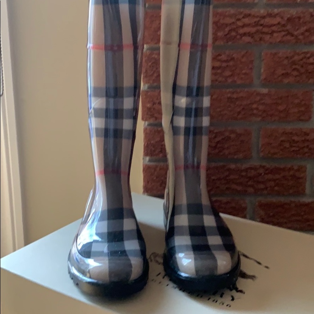 Woman’s Burberry boots